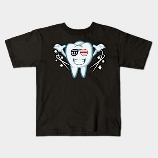 Funny Tooth with sunglasses Flag USA Dentist Gift 4th July Kids T-Shirt